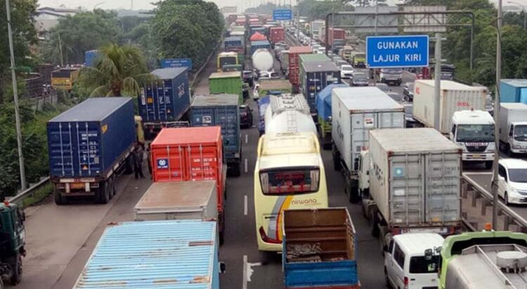 (Foto: Ilustrasi antrean truk di Jalan Tol-Ist/bs)