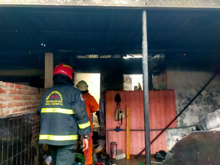 Petugas DPKP Surabaya melakukan pemadaman api di rumah di Jalan Jangkungan yang dilalap si jago merah. (Foto: CC 112-Ist/BS)