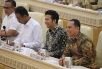 Emil Dardak dan Eri Cahyadi saat bersama di ruang rapat Komisi II DPR RI beberapa waktu lalu. (Foto: Istimewa/BS)