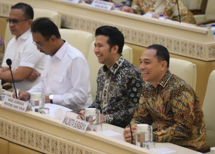 Emil Dardak dan Eri Cahyadi saat bersama di ruang rapat Komisi II DPR RI beberapa waktu lalu. (Foto: Istimewa/BS)