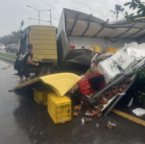 Sopir dan kernet selamat dari kejadian ini. (Foto:Dok Command Center 112/bs)