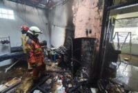 Petugas berhasil memadamkan api yang diduga dari konsleting lemari pendingin. (Foto: Dok Command Center 112/bs)