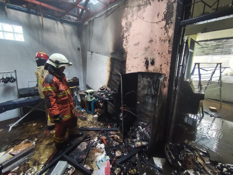 Petugas berhasil memadamkan api yang diduga dari konsleting lemari pendingin. (Foto: Dok Command Center 112/bs)