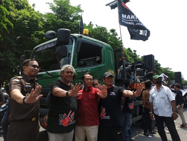 Masyarakat Anti Korupsi Indonesia (MAKI) melakukan aksi damai di depan Kejati Jatim untuk menyampaikan dukungan terhadap upaya pemberantasan korupsi yang dilakukan jaksa, terutama di Bidang Tindak Pidana Khusus (Pidsus). (Foto: Istimewa/BS))