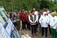 Gubernur Khofifah pastikan pembangunan dua jembatan di Lumajang yang ambruk diterjang lahar Semeru tuntas akhir 2025. (Foto: Istimewa/bs)