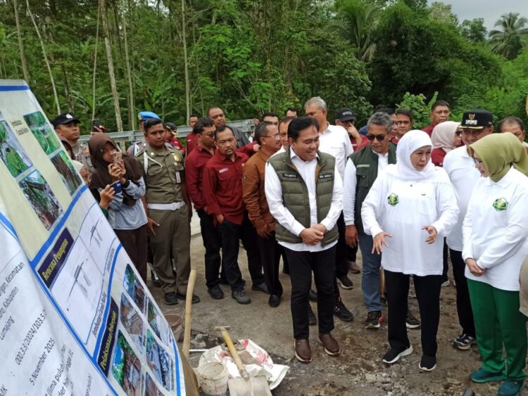Gubernur Khofifah pastikan pembangunan dua jembatan di Lumajang yang ambruk diterjang lahar Semeru tuntas akhir 2025. (Foto: Istimewa/bs)