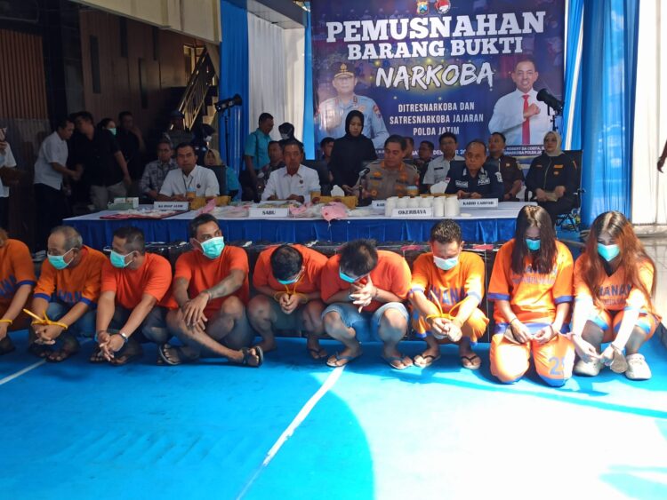 38 tersangka kasus narkotika ditangkap Ditresnarkoba Polda Jatim sepanjang 2025 dengan barang bukti 9,3 Kg serta 3 ribu butir ekstasi. (Foto: Istimewa/kilasjatim)