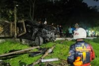 Kondisi bagian depan mobil ringsek usai seruduk pembatas jembatan dan tiang PJU di Jalan Ketabang Kali. (Foto: CC112/bs)