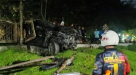 Kondisi bagian depan mobil ringsek usai seruduk pembatas jembatan dan tiang PJU di Jalan Ketabang Kali. (Foto: CC112/bs)