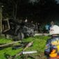Kondisi bagian depan mobil ringsek usai seruduk pembatas jembatan dan tiang PJU di Jalan Ketabang Kali. (Foto: CC112/bs)