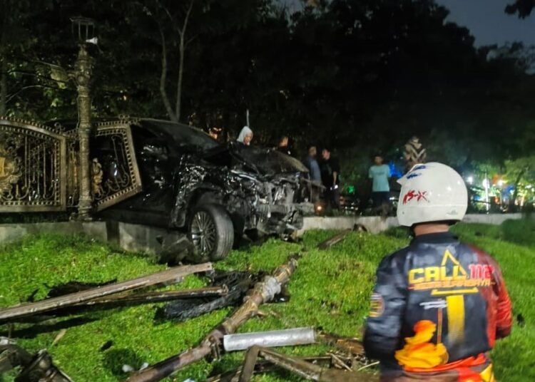 Kondisi bagian depan mobil ringsek usai seruduk pembatas jembatan dan tiang PJU di Jalan Ketabang Kali. (Foto: CC112/bs)