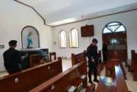 Petugas melakukan penyisiran bagina sterilisasi gereja jelang Ibdah Natal. (Foto: Polrestabes Surabaya-Ist)