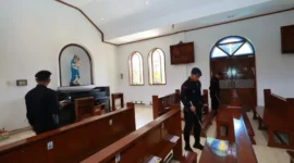 Petugas melakukan penyisiran bagina sterilisasi gereja jelang Ibdah Natal. (Foto: Polrestabes Surabaya-Ist)
