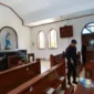 Petugas melakukan penyisiran bagina sterilisasi gereja jelang Ibdah Natal. (Foto: Polrestabes Surabaya-Ist)