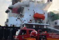 Kepulan asap tebal keluar dari kapal pengangkut countainer. (Foto: Command Center 112)