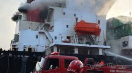 Kepulan asap tebal keluar dari kapal pengangkut countainer. (Foto: Command Center 112)