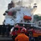 Kepulan asap tebal keluar dari kapal pengangkut countainer. (Foto: Command Center 112)