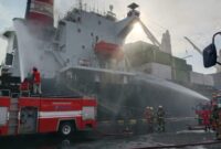 DPKP melakukan pendinginan kapal Kontainer Verizon Surabaya. (Foto: Command Center 112)