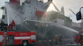DPKP melakukan pendinginan kapal Kontainer Verizon Surabaya. (Foto: Command Center 112)