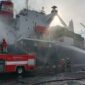 DPKP melakukan pendinginan kapal Kontainer Verizon Surabaya. (Foto: Command Center 112)