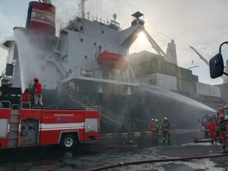 DPKP melakukan pendinginan kapal Kontainer Verizon Surabaya. (Foto: Command Center 112)