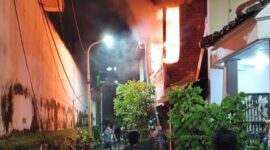 Warga berusaha menyelamatkan diri saat api melalap bangunan lantai 2 rumah yang terbakar. (Foto: Command Center 112)