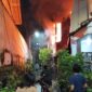 Warga berusaha menyelamatkan diri saat api melalap bangunan lantai 2 rumah yang terbakar. (Foto: Command Center 112)