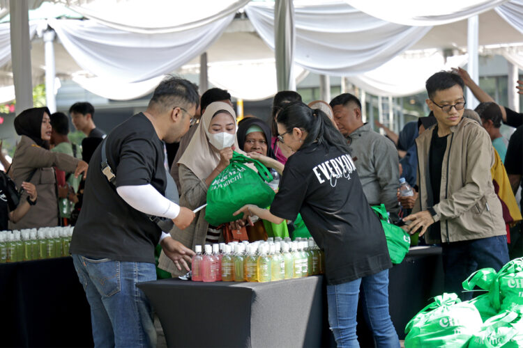 Kolaborasi Pemkot dan Gereja Mawar Sharon membagikan 4.000 ribu paket sembako ke warga prasejahtera. (Foto: Dok Humas Pemkot/bs)