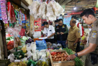 Pengawasan harga pokok di pasar tradisional/dok.bicarasurabaya.com