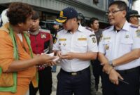 Pertuga Dishub meminta keterangan pada seorang yang diduga Jukir liar. (Foto: Dok Humas Pemkot/bs) 