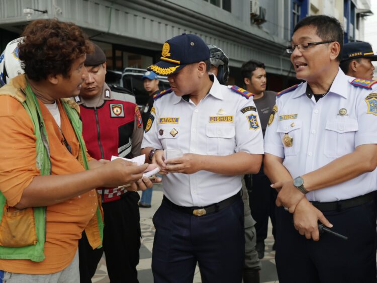 Pertuga Dishub meminta keterangan pada seorang yang diduga Jukir liar. (Foto: Dok Humas Pemkot/bs) 