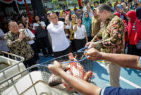 Wali Kota Eri Cahyadi menyaksikan panen ikan nila dan sayuran hidroponik hasil kolaborasi UK Petra-Australia. (Foto: Pemkot Surabaya-Ist/BS)