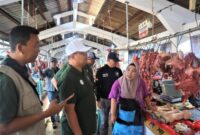 Dirut RPH Surabaya Fajar melakukan sidak di Pasar daging Arimbi untuk memantau kenaikan serta stok harga daging sapi jelang Nataru. (Foto: Dok RPH Surabaya/bs)