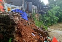 Salah satu bangunan rumah warga di Sampang yang terdampak longsor. (Foto: Istimewa-BPBD Sampang)
