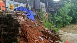 Salah satu bangunan rumah warga di Sampang yang terdampak longsor. (Foto: Istimewa-BPBD Sampang)