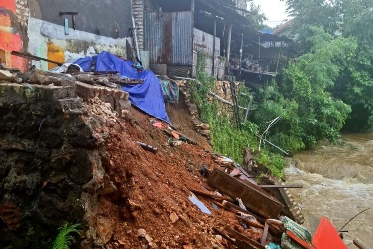 Salah satu bangunan rumah warga di Sampang yang terdampak longsor. (Foto: Istimewa-BPBD Sampang)