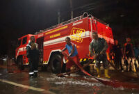 Petugas DPKP Surabaya memompa banjir di kawasan Simo. (Foto Dok bicarasurabaya)