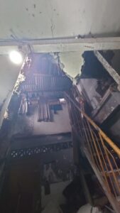 Kondisi bangunan yang roboh usai dilakukan evakuasi penghuni rumah oleh Tim Rescue DPKP. (Foto: Istimewa-CC112) 