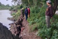 Kondisi tanggul yang jebol sebelum dilakukan penanganan darurat. (Foto: Dok BPBD Surabaya)