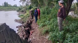 Kondisi tanggul yang jebol sebelum dilakukan penanganan darurat. (Foto: Dok BPBD Surabaya)