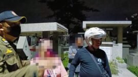 Seorang wanita rawan sosial ekonomi (WRSE) diamankan Satpol PP Surabaya saat melakukan patroli di area Makam Kembang Kuning. (Foto: Dok Humas Pemkot)