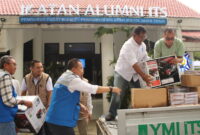 Perwakilan DRPM ITS, IKA ITS dan YMI ITS saat melakukan proses pemuatan barang yang akan disalurkan ke daerah pascabencana di Aceh Tamiang. (Foto: Ist-Humas ITS)