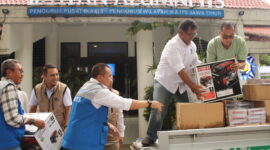 Perwakilan DRPM ITS, IKA ITS dan YMI ITS saat melakukan proses pemuatan barang yang akan disalurkan ke daerah pascabencana di Aceh Tamiang. (Foto: Ist-Humas ITS)