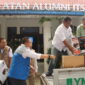 Perwakilan DRPM ITS, IKA ITS dan YMI ITS saat melakukan proses pemuatan barang yang akan disalurkan ke daerah pascabencana di Aceh Tamiang. (Foto: Ist-Humas ITS)