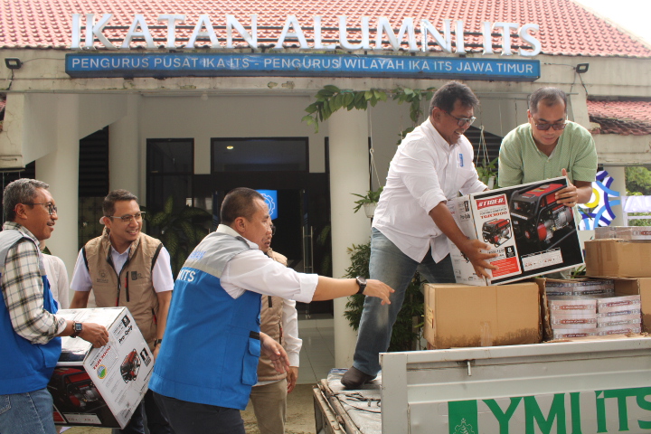 Perwakilan DRPM ITS, IKA ITS dan YMI ITS saat melakukan proses pemuatan barang yang akan disalurkan ke daerah pascabencana di Aceh Tamiang. (Foto: Ist-Humas ITS)