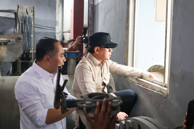 Wamendagri Bima Arya meninjau Rumah Pompa bersama Wali Kota Eri Cahyadi. (Foto: Dok Humas Pemkot)
