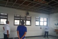 Kondisi ruang kelas SMPN 60 yang plafonnya ambruk. (Foto: Dok Humas Pemkot Surabaya)