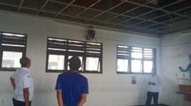 Kondisi ruang kelas SMPN 60 yang plafonnya ambruk. (Foto: Dok Humas Pemkot Surabaya)