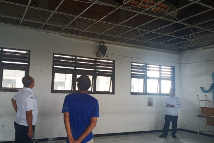 Kondisi ruang kelas SMPN 60 yang plafonnya ambruk. (Foto: Dok Humas Pemkot Surabaya)