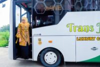 Gubernur Khofifah saat menjajal armada Trans Jatim koridor 3. (Foto Humas Pemprov Jatim)